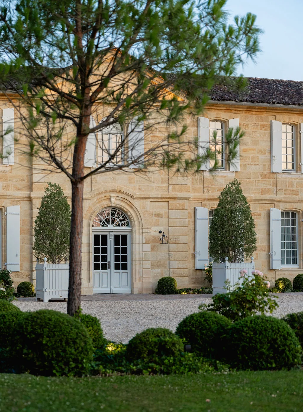 La façade de la chartreuse du Château de Clotte